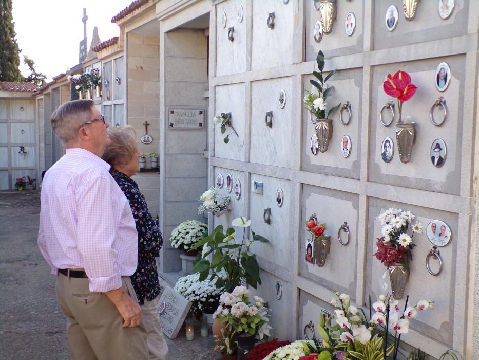 Jornada de recuerdo y flores en los cementerios