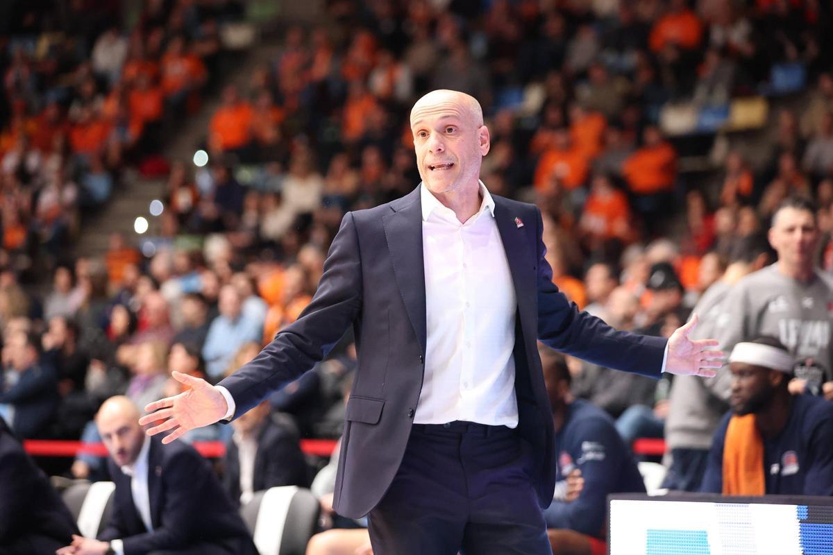 Carles Marco, en la banda del Coliseum durante el Leyma-Zamora