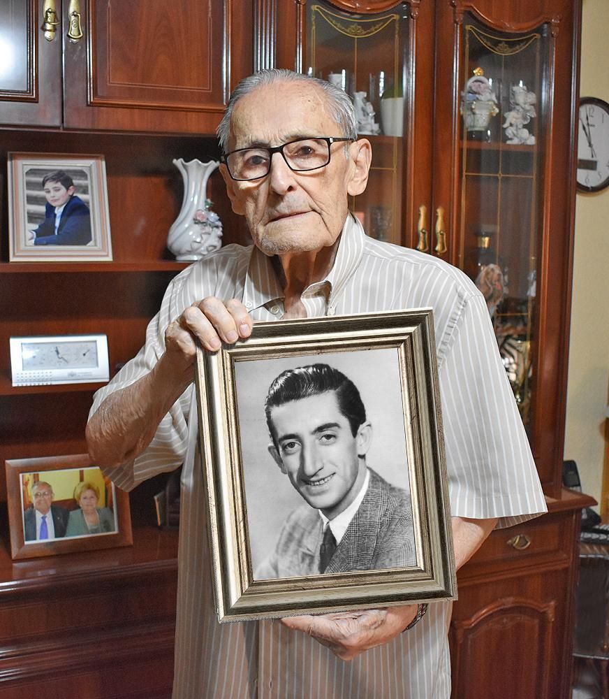 Antonio Robles Marfil, con un retrato de Manuel Rodríguez Sánchez ‘Manolete’.