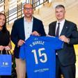 César Martín, a la derecha, junto a Yamil Bukele, en el centro, entregándole la camiseta del Oviedo. | TWITTER
