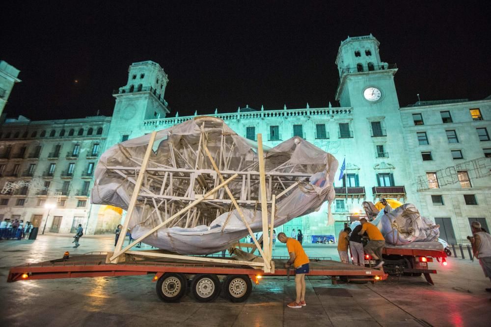 La Hoguera Oficial llega a la plaza del Ayuntamiento para abrir la plantà