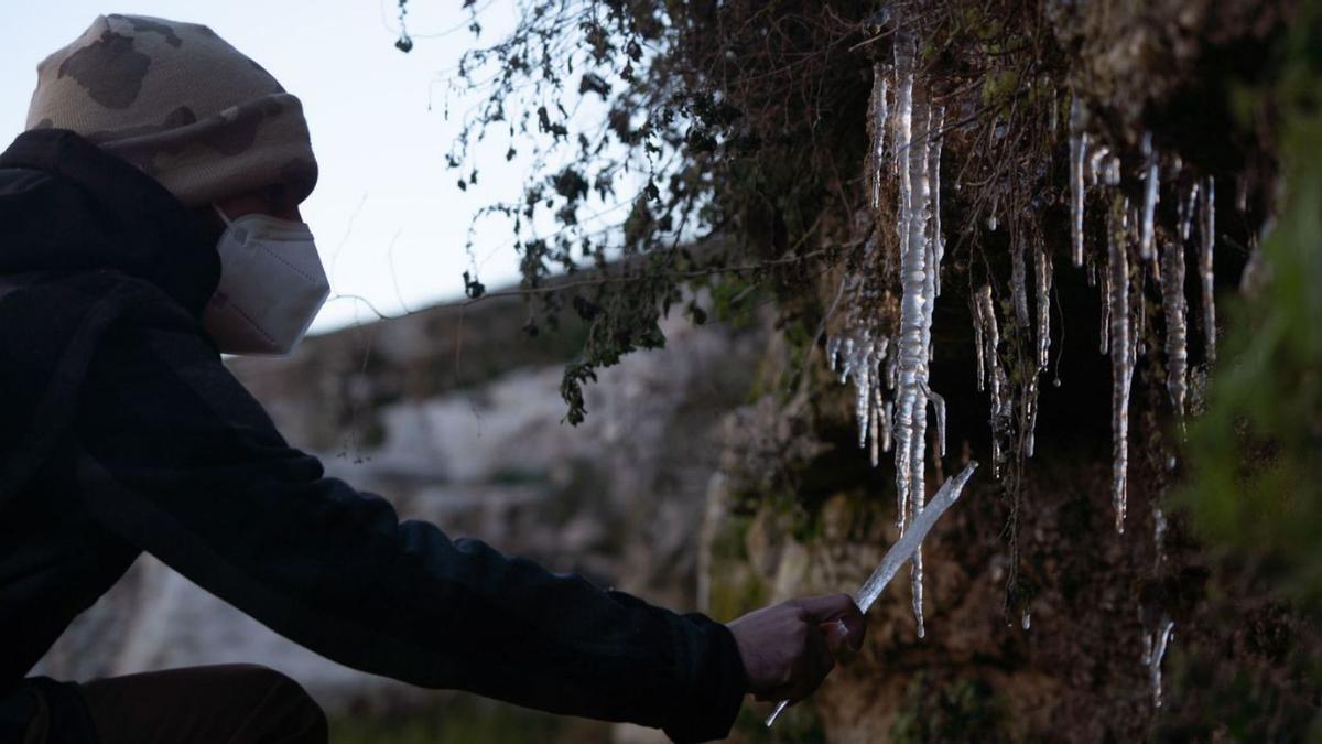 Pequeños carámbanos de hielo en la zona de la muralla de la ciudad. | J. L. F.