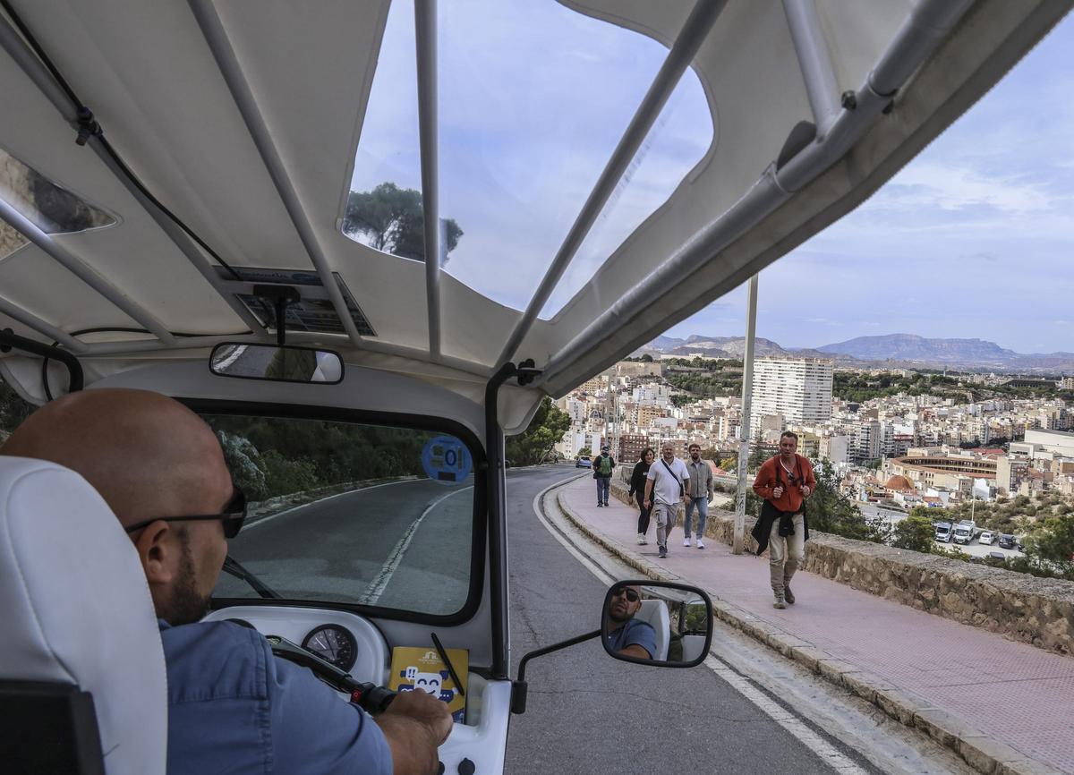 El tuk-tuk bajando del castillo de Santa Bárbara.