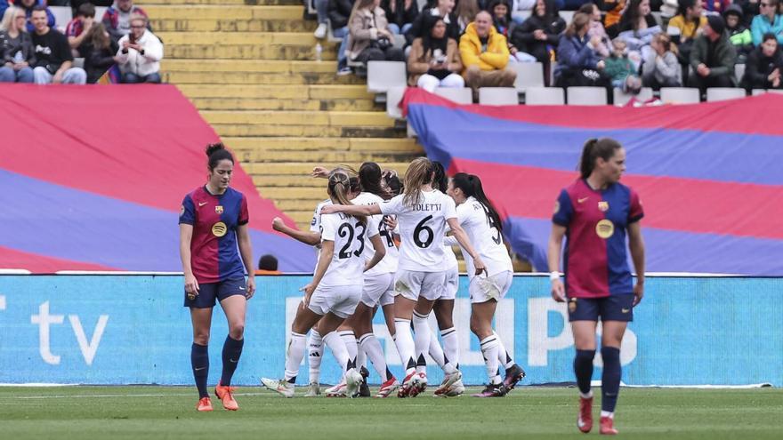 Las jugadoras del Real Madrid celebran el gol de Alba Redondo en Montjuïc ante el FC Barcelona.