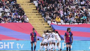 Las jugadoras del Real Madrid celebran el gol de Alba Redondo en Montjuïc ante el FC Barcelona.