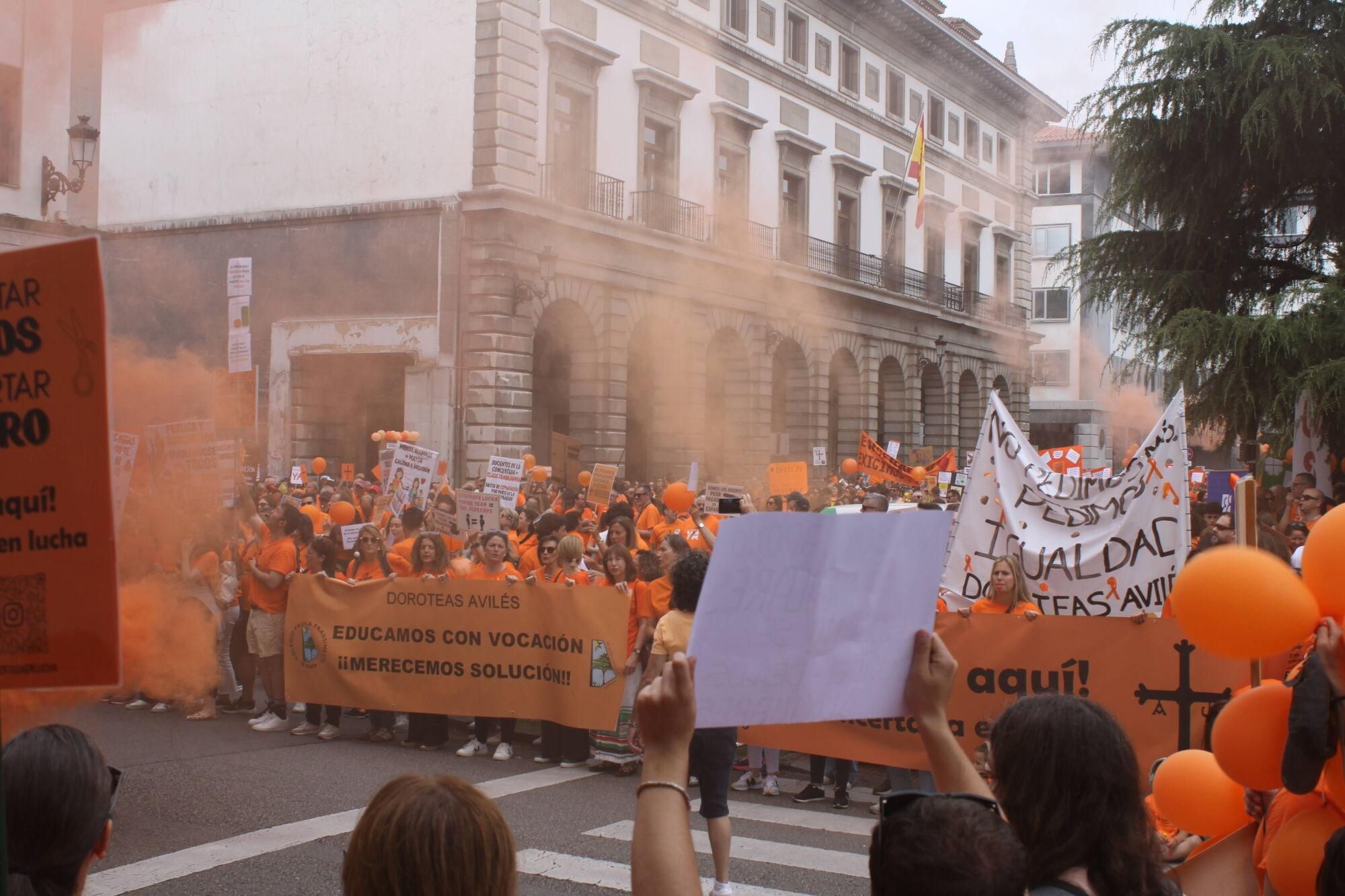 Así fue la multitudinaria marcha naranja de la concertada en Asturias