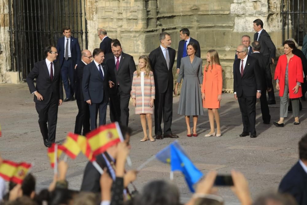 Momento de la salida de los Reyes de la Catedral