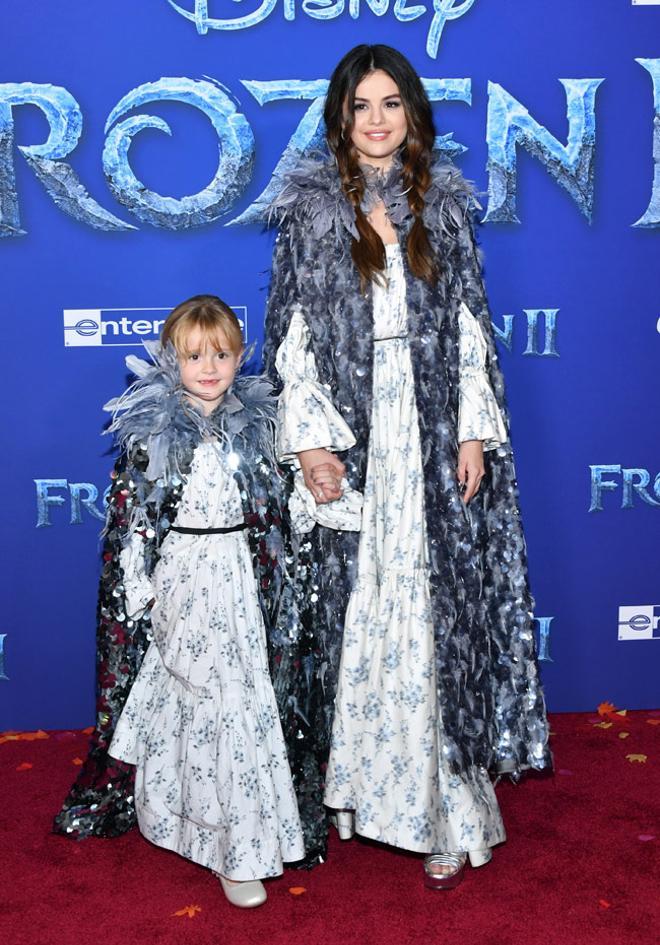 Selena Gómez y su hermana pequeña con vestidos y capas de Marc Jacobs en el estreno de 'Frozen 2'