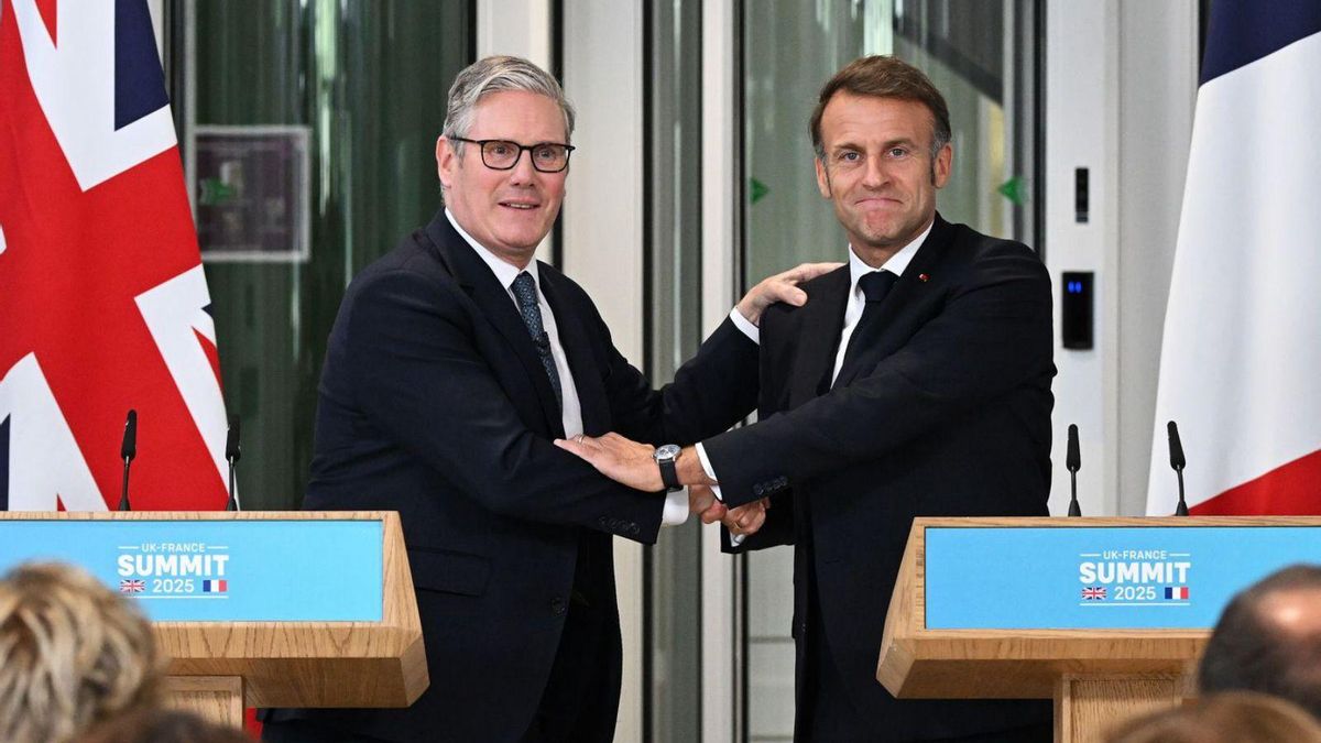 El primer ministre britànic, Keir Starmer, i el president francès, Emmanuel Macron, ahir a Londres. | LEON NEAL / AP