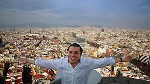 Enrique Valentí presenta, des de l'últim pis de l'Edifici Colón, els peixos a la brasa de Marea Alta.