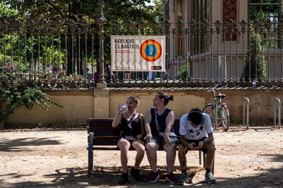 Unas personas se refrescan en el Parc de la Ciutadella.