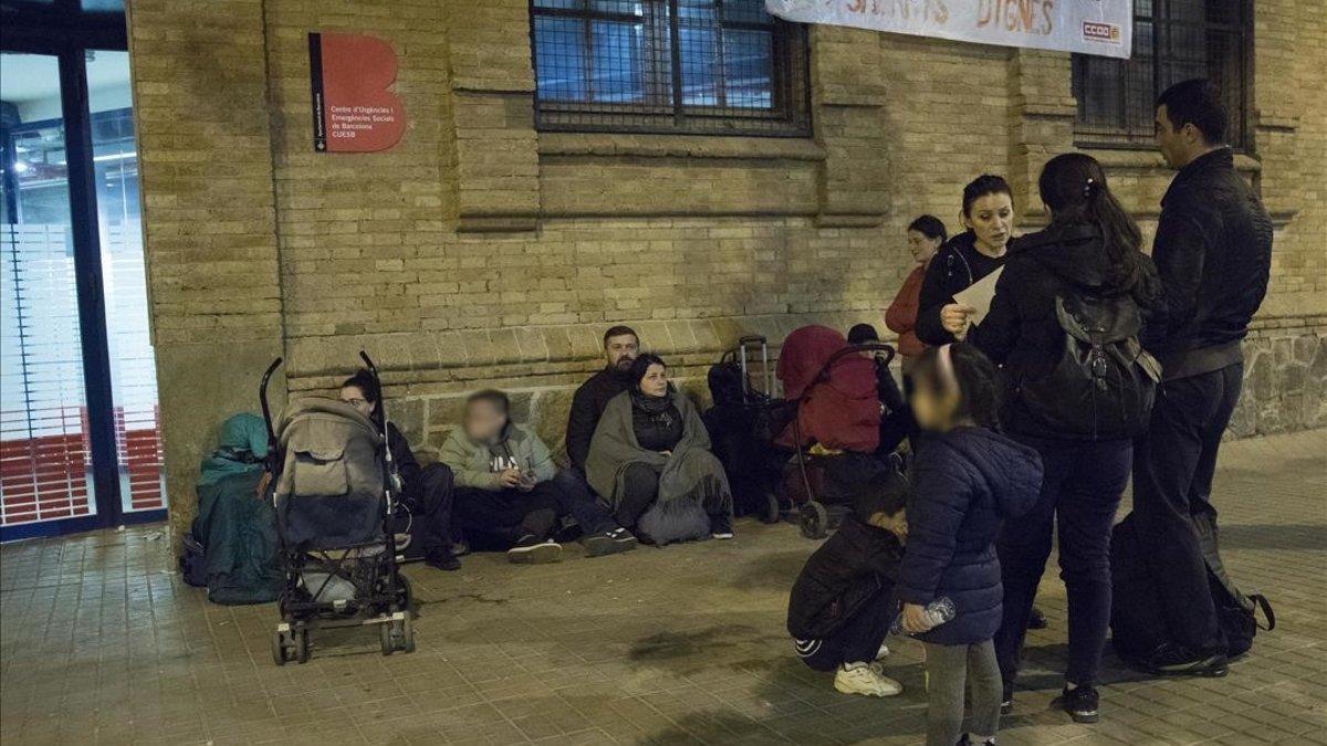 Familias georgianas delante del Centre d'Emergències Socials de Barcelona