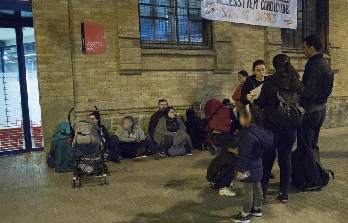 Familias georgianas delante del Centre d’Emergències Socials de Barcelona.