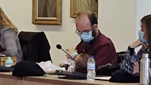 Un regidor de Vila-real dona el biberó a la seva filla durant el ple
