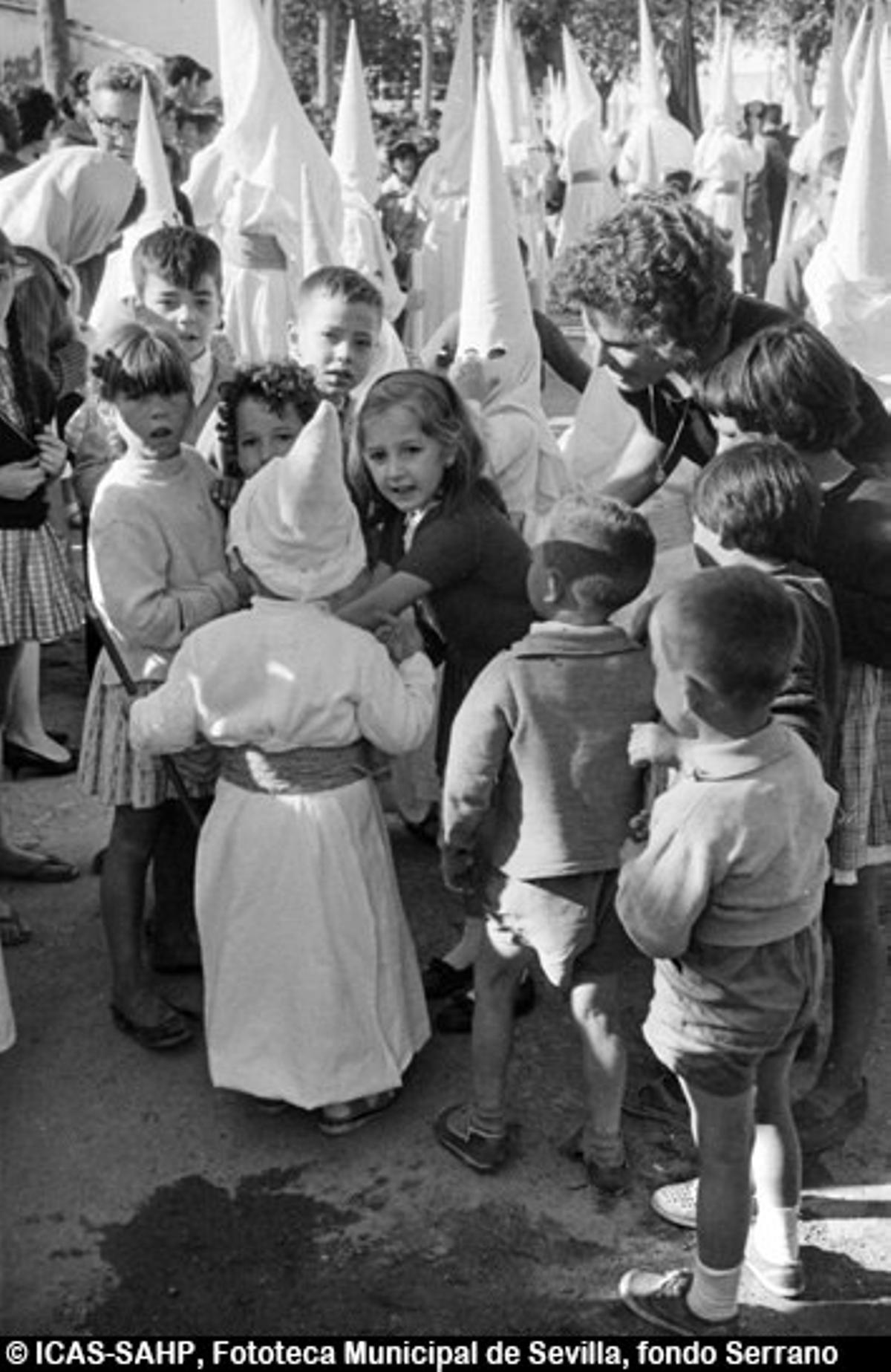 Revuelo de chiquillos en el Barrio León. Hermandad de San Gonzalo. 1962 Revuelo de chiquillos en el Barrio León. Hermandad de San Gonzalo. 1962