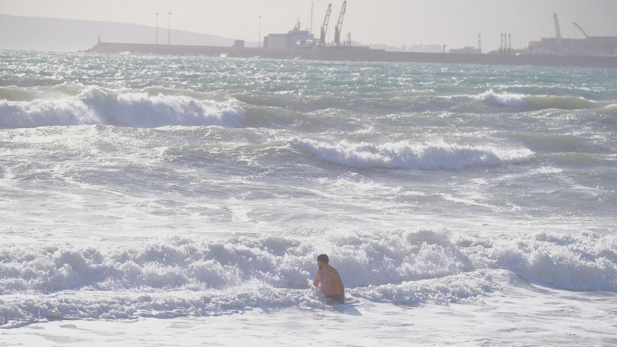 Un bañista desafía a la borrasca Ciarán en la playa de Can Pere Antoni, en Palma.