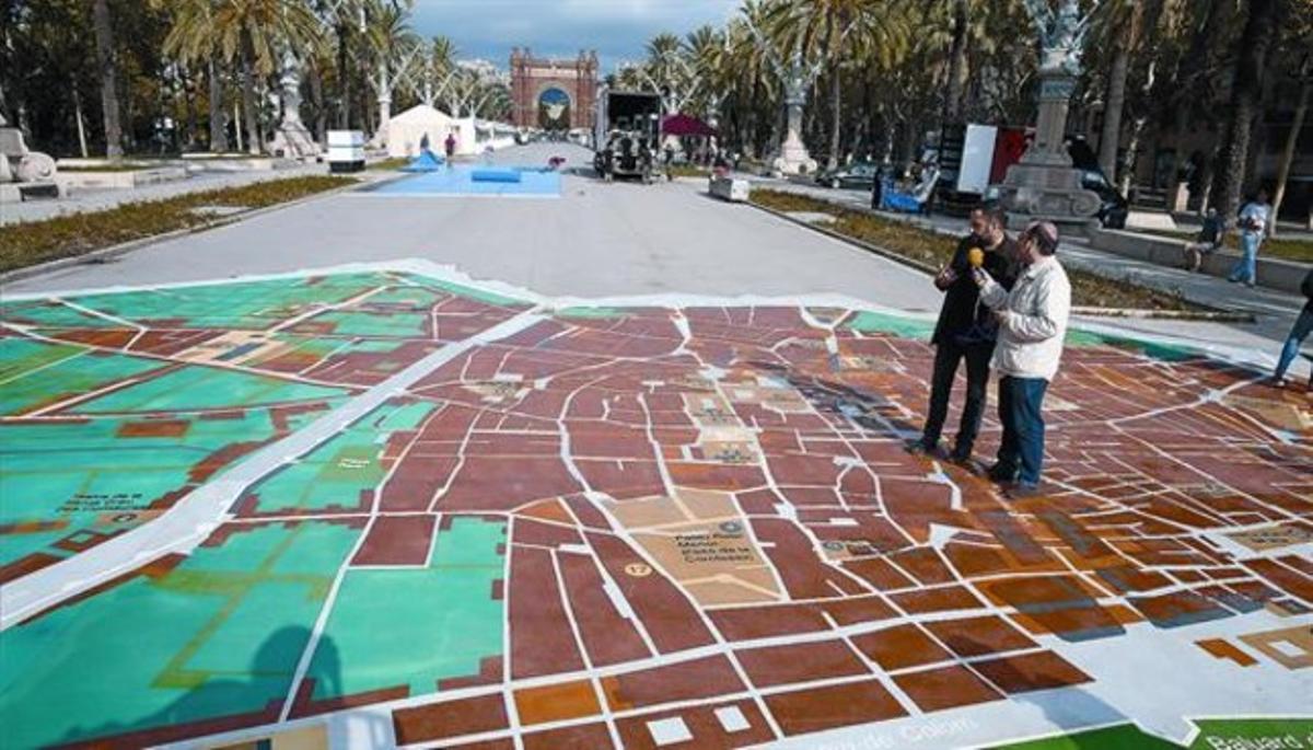 El comissari del Tricentenari, Toni Soler, ahir, sobre el mapa interactiu del passeig de Lluís Companys.