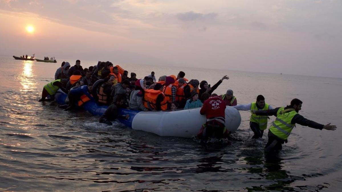 Una embarcación de migrantes llegando a la isla de Lesbos este domingo día 20 de marzo.