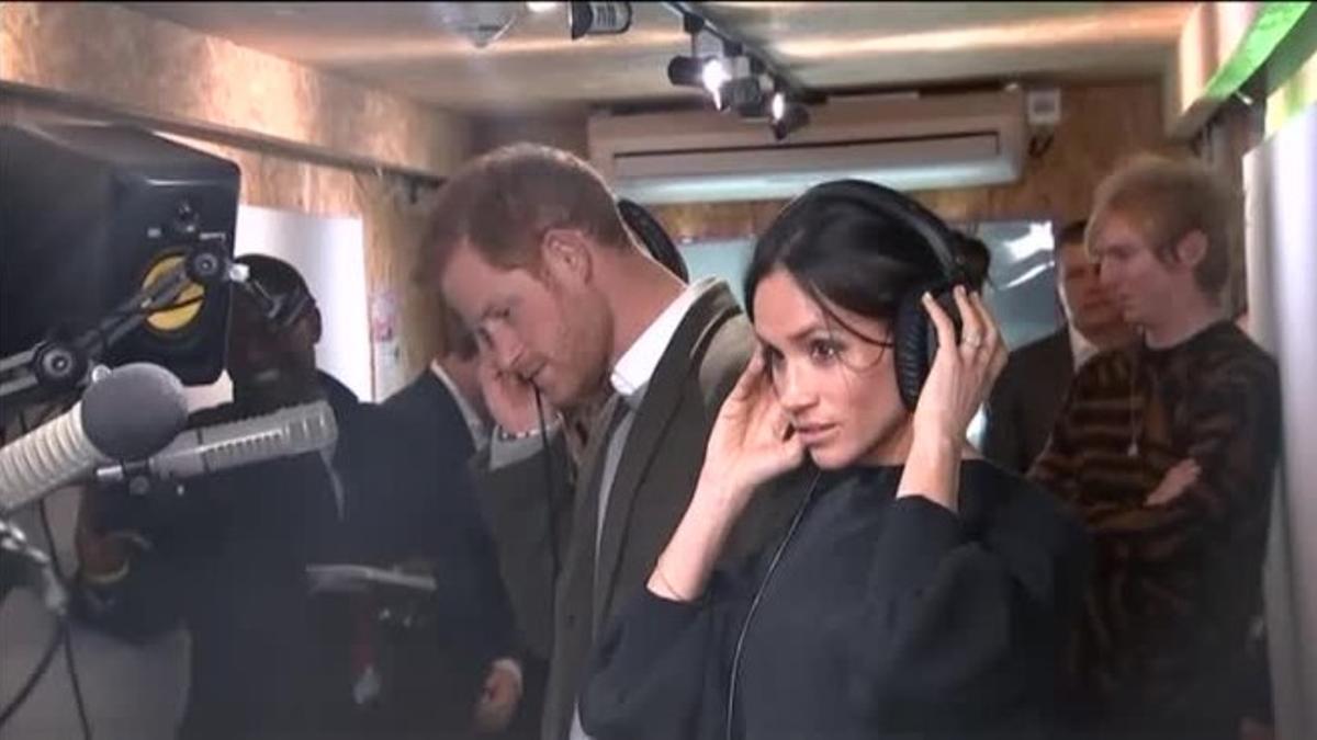 El príncipe Harry y Meghan Markle causan furor en su visita a una radio para jóvenes en Londres