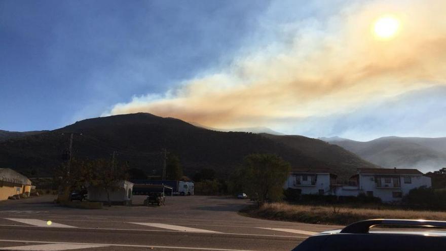 Movilizados medios aéreos y terrestres para luchar contra el incendio de Navaconcejo