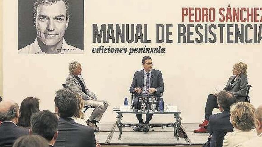 Pedro Sánchez flanqueado por Jesús Calleja y Mercedes Milá.
