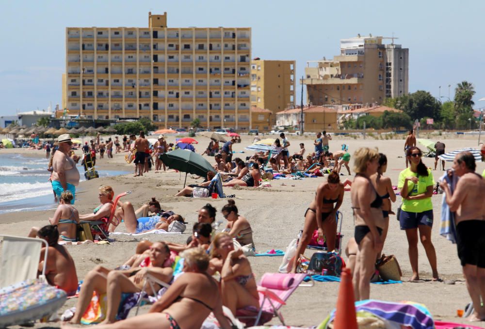 Comienzan las labores de limpieza de las playas de Málaga capital antes del inicio de la temporada de verano