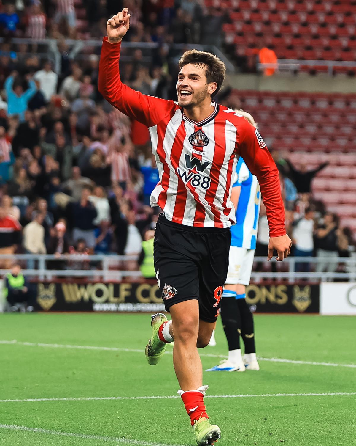 Marc Guiu, celebrando su primer gol con el Sunderland