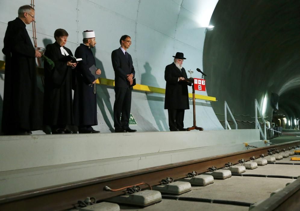 Suiza ha inaugurado el El nuevo túnel ferroviario de San Gotardo, el más extenso del mundo con 57 kilómetros.