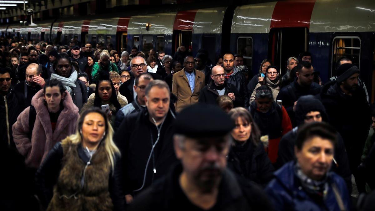 zentauroepp42759274 etl62318  par s  francia   03 04 2018   viajeros bajan de un180403095954