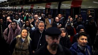 Macron afronta un duro pulso con los trabajadores del ferrocarril