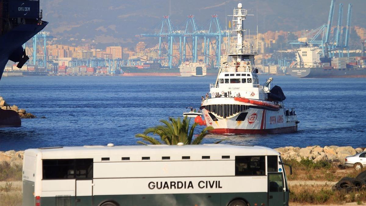 El 'Open Arms' llega al puerto de San Roque, en Cádiz, el 9 de agosto del 2018, con 87 inmigrantes a bordo.