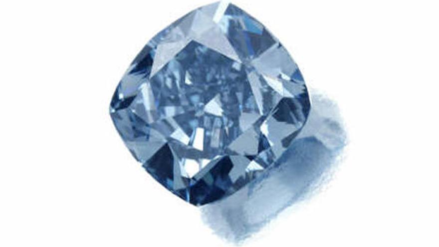 Sotheby´s subastará el próximo 12 de mayo en Ginebra un diamante azul valorado en entre 5,8 y 8,5 millones de dólares, según se anunció hoy en Londres. Los diamantes azules figuran entre las joyas más valiosas del mundo, y la que se ofrece ahora al mejor postor tiene un peso de 7,03 quilates. Procede de un diamante bruto de 26,58 quilates descubierto en la histórica mina de Cullinan en Suráfrica, una de las fuentes de diamantes azules más seguras.