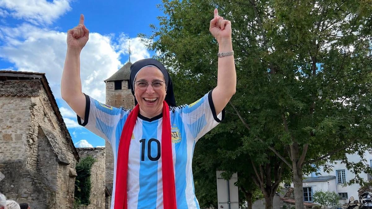 Sor Lucía Caram amb la samarreta de l'Argentina, de Messi