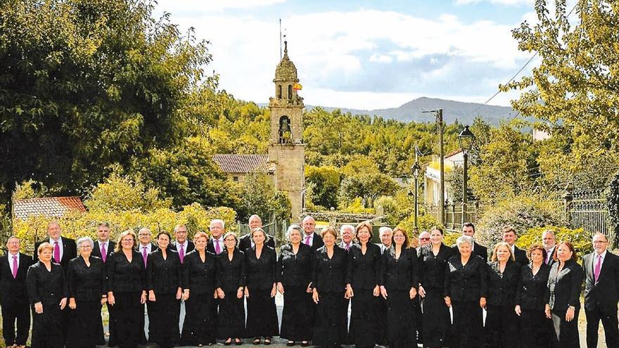 Actuales integrantes de la Coral Polifónica Antonio Santomil de Bugallido, que cumple cincuenta años de vida. Foto: Coral A.S.