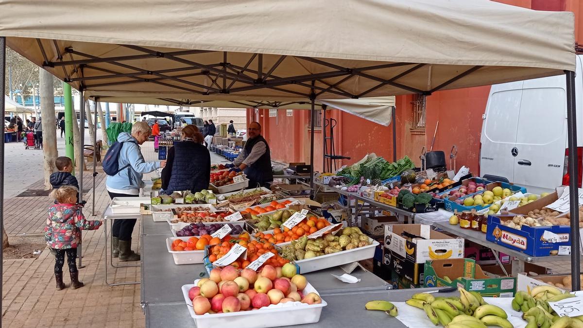 Rafa y Carmen con suparada de frutas y verduras en el barrio Orba.