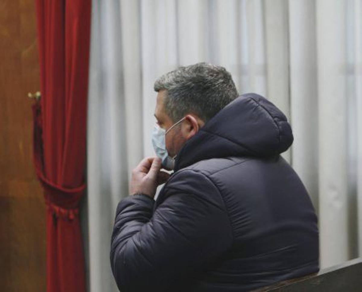 El acusado cubriéndose la cara en la Audiencia. | IÑAKI OSORIO