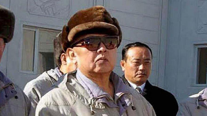 Fotografía cedida hoy, 12 de diciembre de 2008, en la que se ve al líder norcoreano Kim Jong-il (4 i) durante una visita a una granja en Sariwon (Corea del Norte), en la que es su segunda reaparición este mes, según informó la agencia oficial norcoreana KCNA. No obstante, la agencia no precisó la fecha en la que Kim realizó la visita.