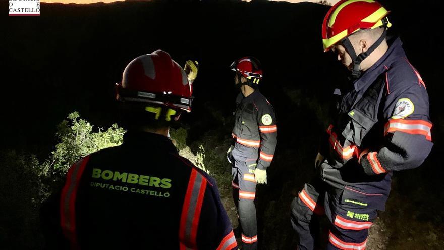 Dos heridos tras caer su coche a un bancal de dos metros