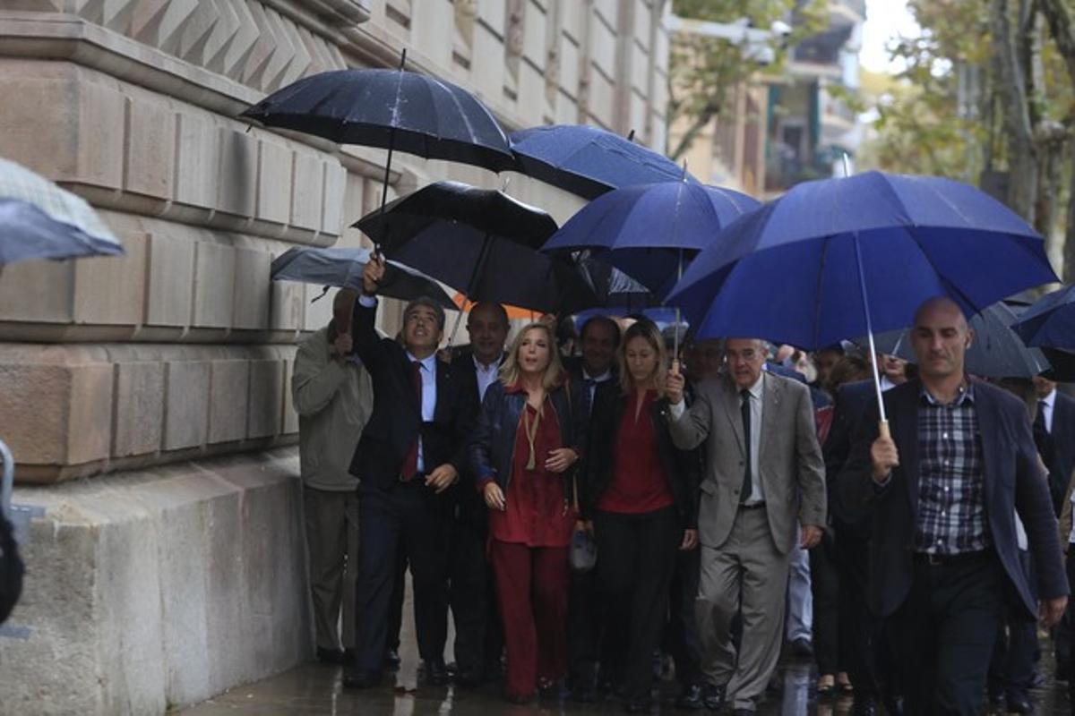 Joana Ortega, camí del Tribunal Superior de Justícia de Catalunya acompanyada per diversos membres del Govern, diputats de Junts pel Sí i membres d’Unió.