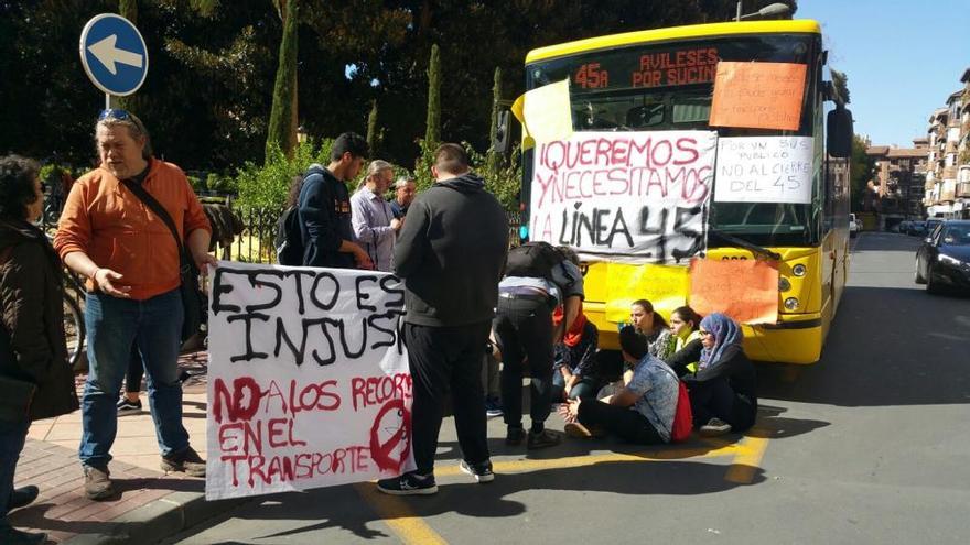 Protestas por la supresión de líneas de LAT