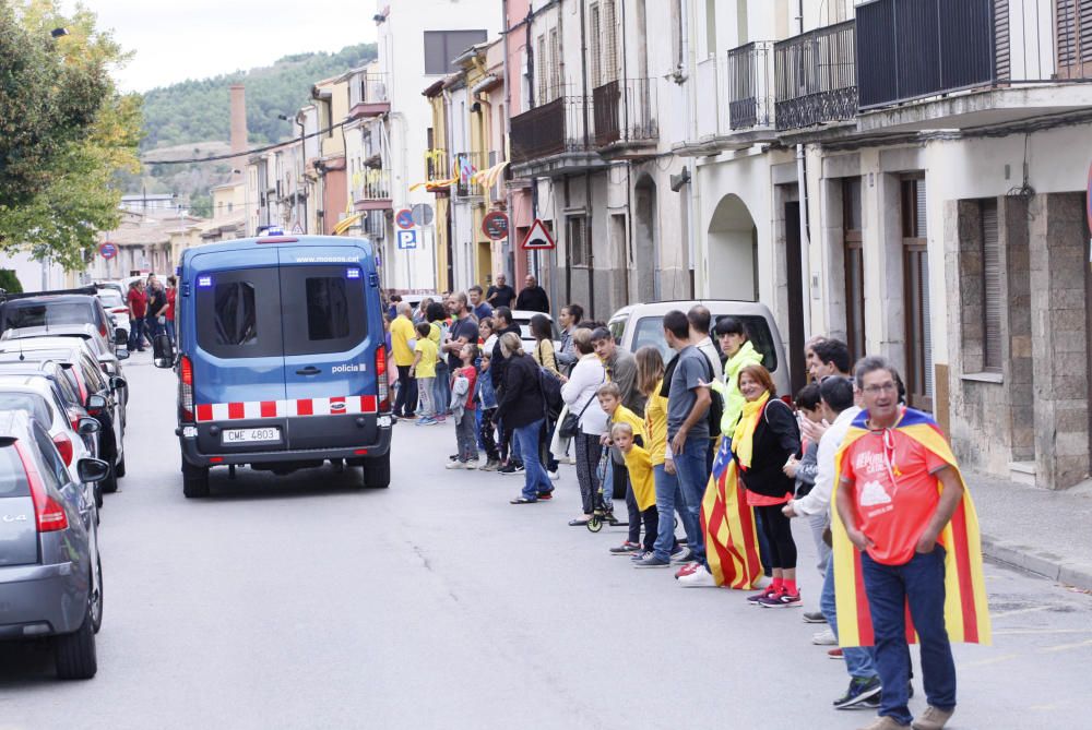 Milers de persones en la cadena humana de Sant Julià de Ramis a Aiguaviva per commemorar l'1-O