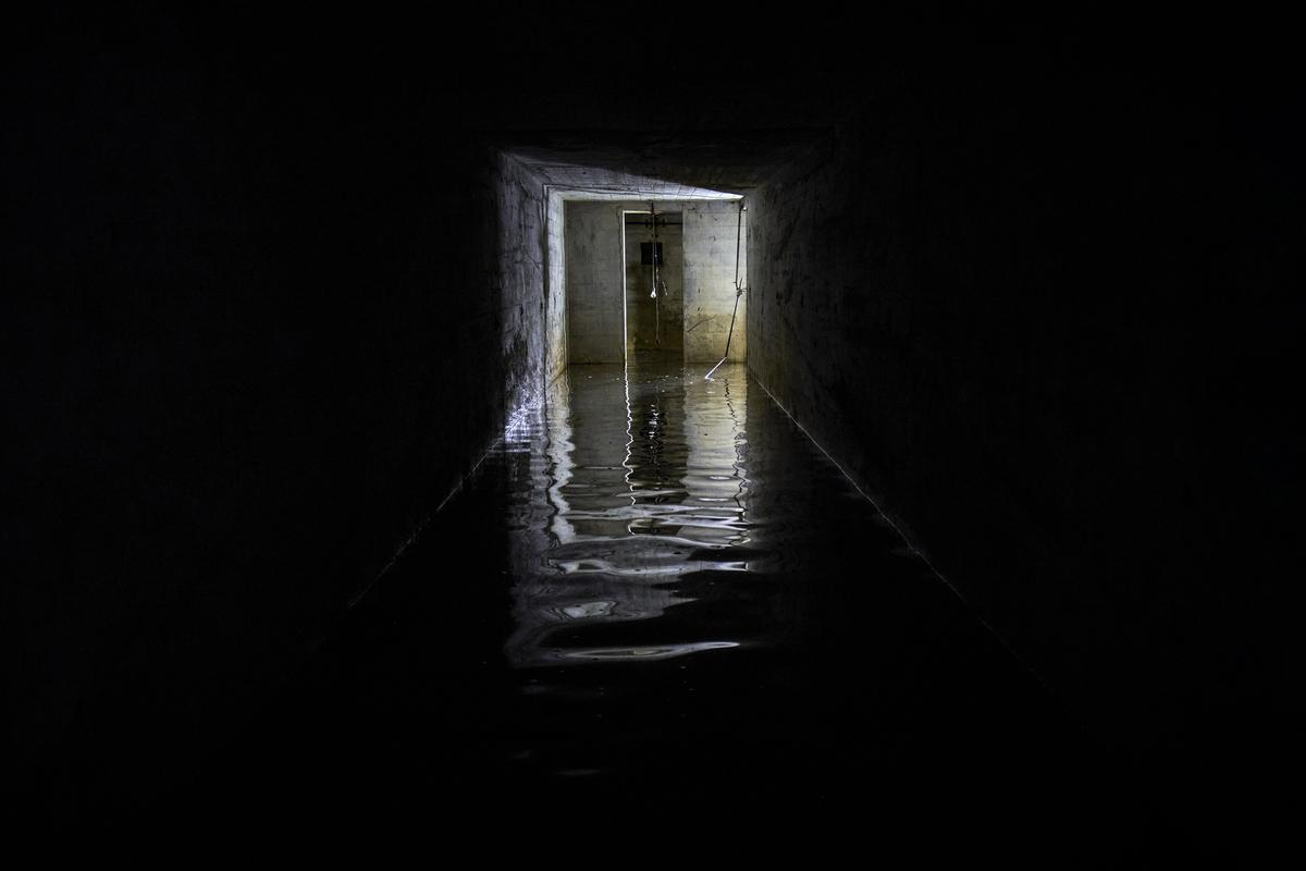 El refugio de la Fábrica 14, inaccesible salvo que sea con el agua a la cintura.