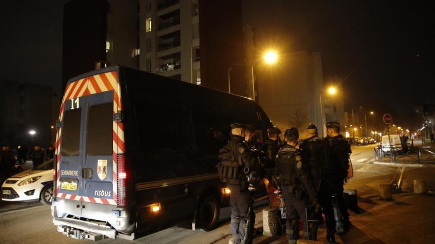 Se extienden los disturbios en la periferia de París tras la presunta violación policial a un joven detenido