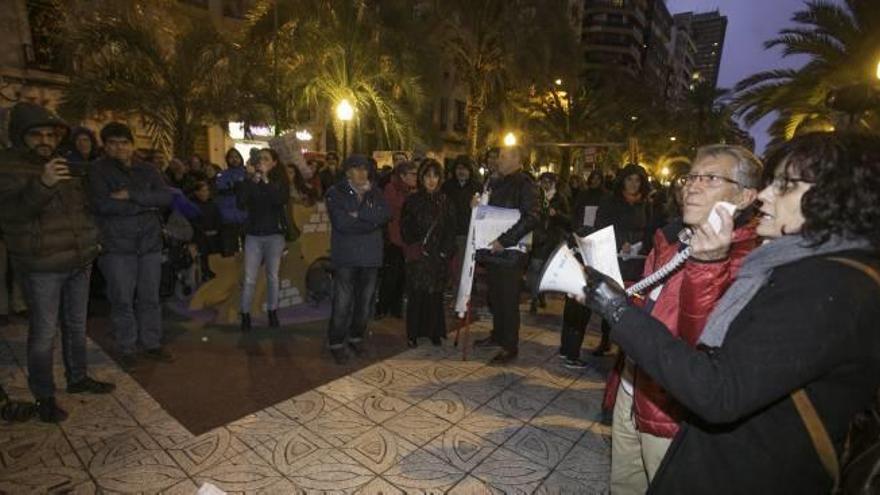 Unos 150 vecinos afectados por el movimiento de graneles en el Puerto mostraron ayer su protesta frente a la sede del Consell.