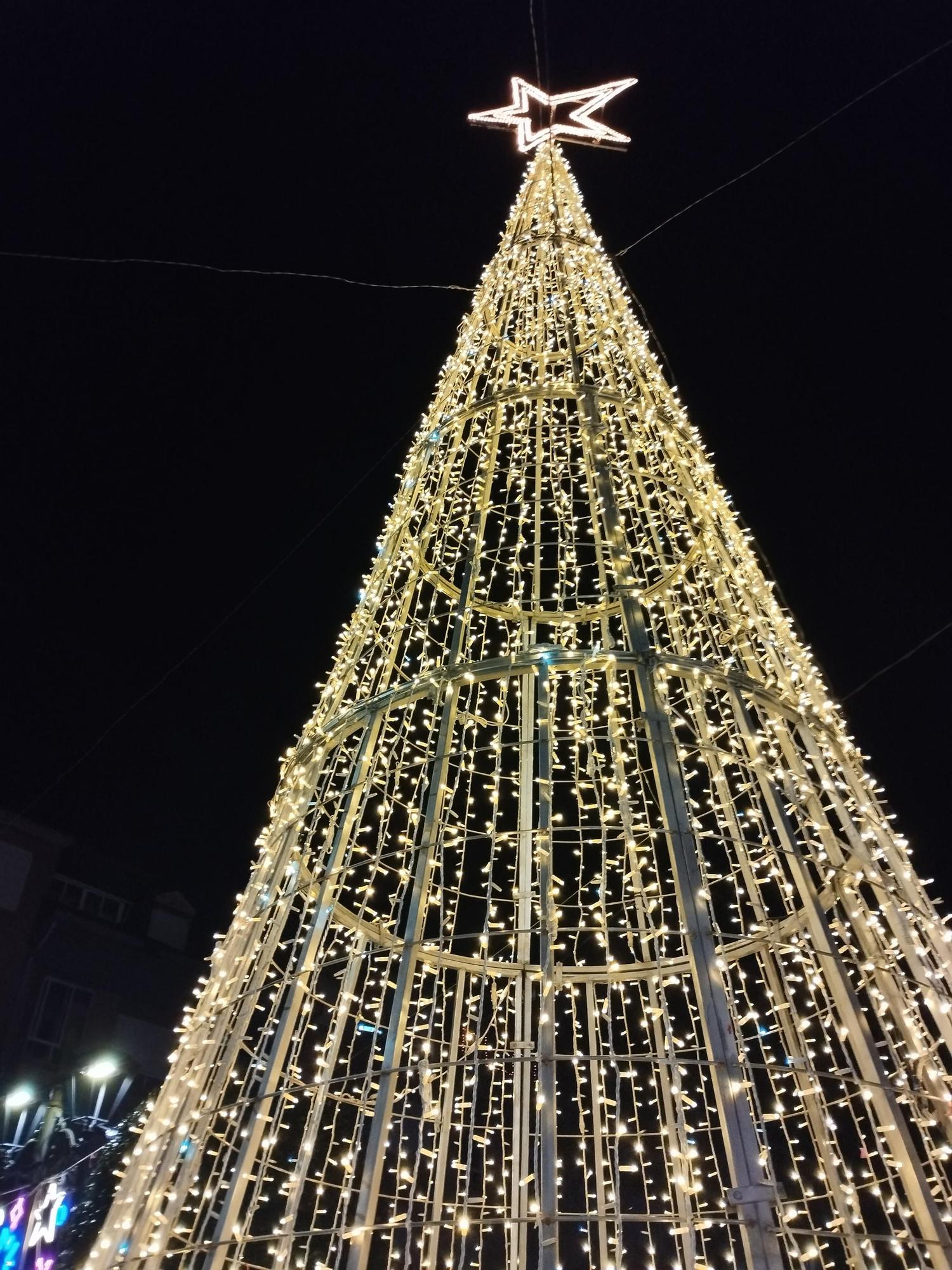 El divertido encendido del alumbrado navideño en Llanera, en imágenes