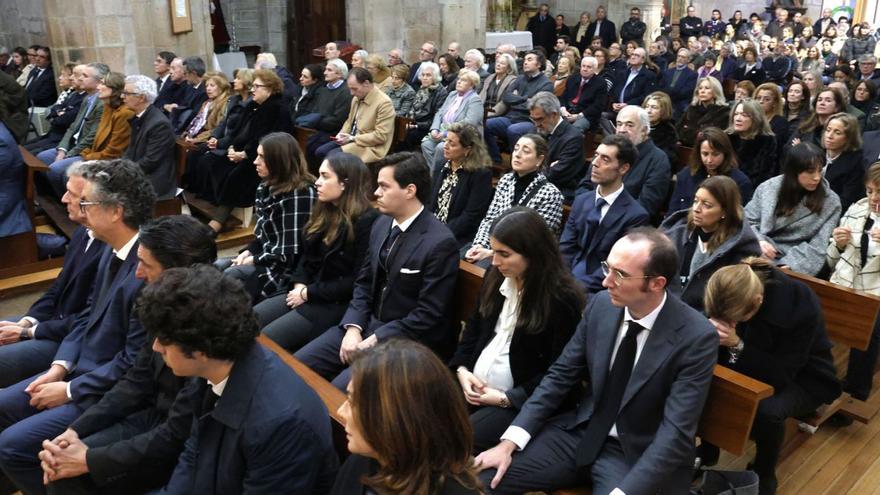 Asistentes al funeral celebrado ayer en Redondela.