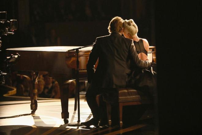 Bradley Cooper y Lady Gaga, pose de amor en los Oscar cantando Shallow
