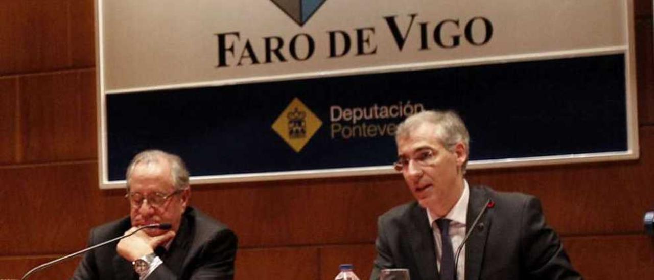 El conselleiro de Industria, Francisco Conde (dcha.), fue presentado por Emilio Pérez Nieto. // J. Lores