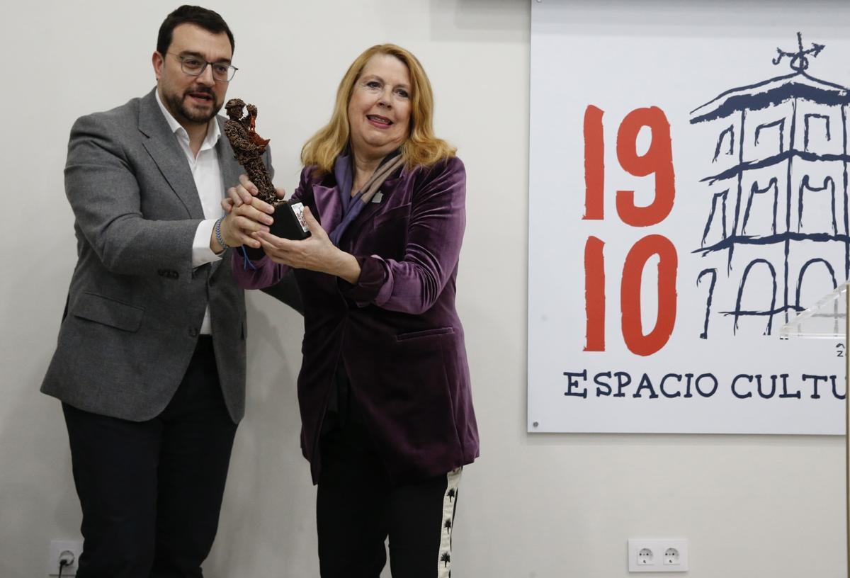Amparo Climent recibe el premio del Espacio Cultural 1910 de manos de Adrián Barbón