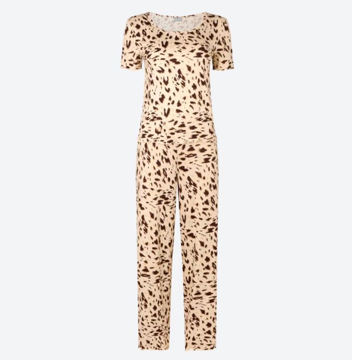 Mañana se esperan colas kilométricas en Action para conseguir el pijama estampado dos piezas de primavera más barato del mercado: por 7,99 euros y tejido suave